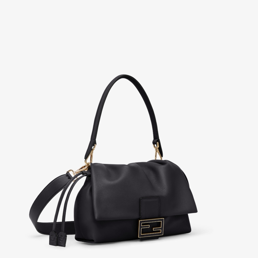 經典的FF標誌袋扣亦鑲嵌皮革。