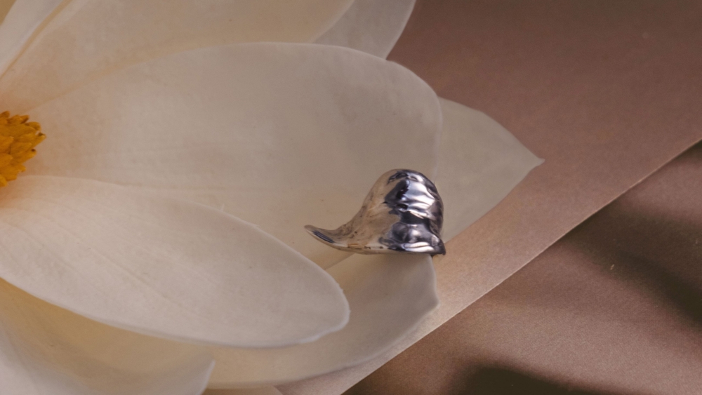 情感化作可穿戴的藝術珠寶作品