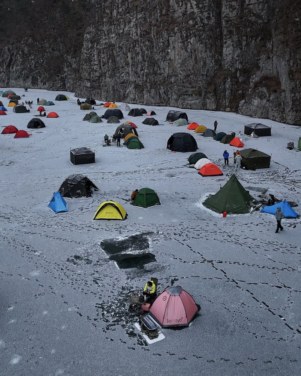 結冰的河面上暢玩各式各樣的戶外活動。