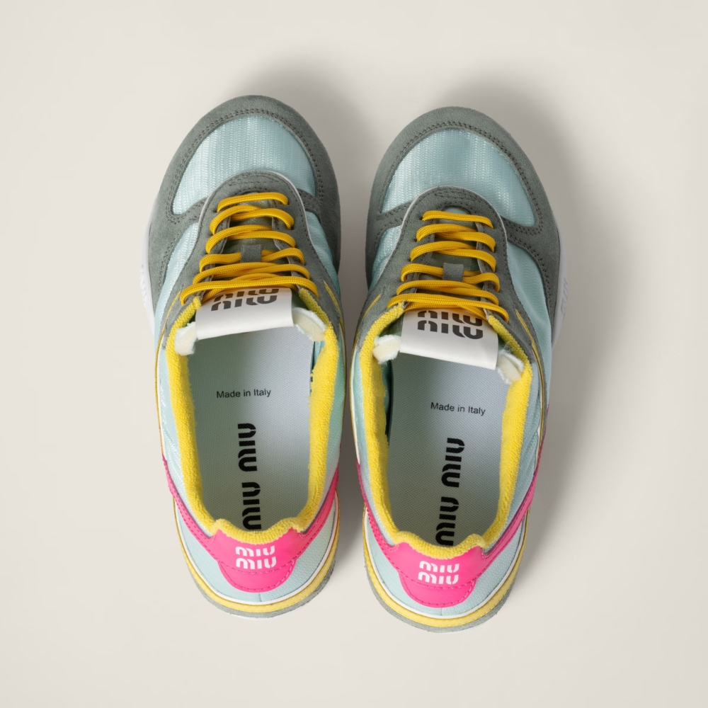 以機能性面料及麂皮製成，糅合休閒元素與運動特色