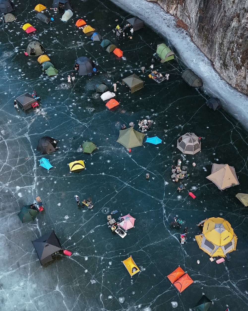 會在結冰的河面上搭建帳篷，零下的氣溫中體驗露營生活。
