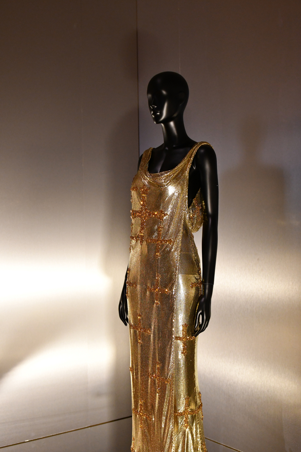 Versace金屬網紗晚禮服以金屬塑造精緻褶襇,展現絲綢的飄逸美感