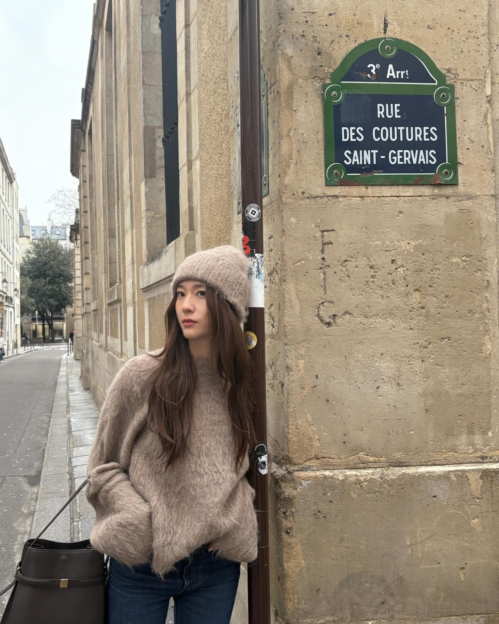 2025代表色「摩卡慕斯Mocha Mousse」穿搭2：混搭異材質單品