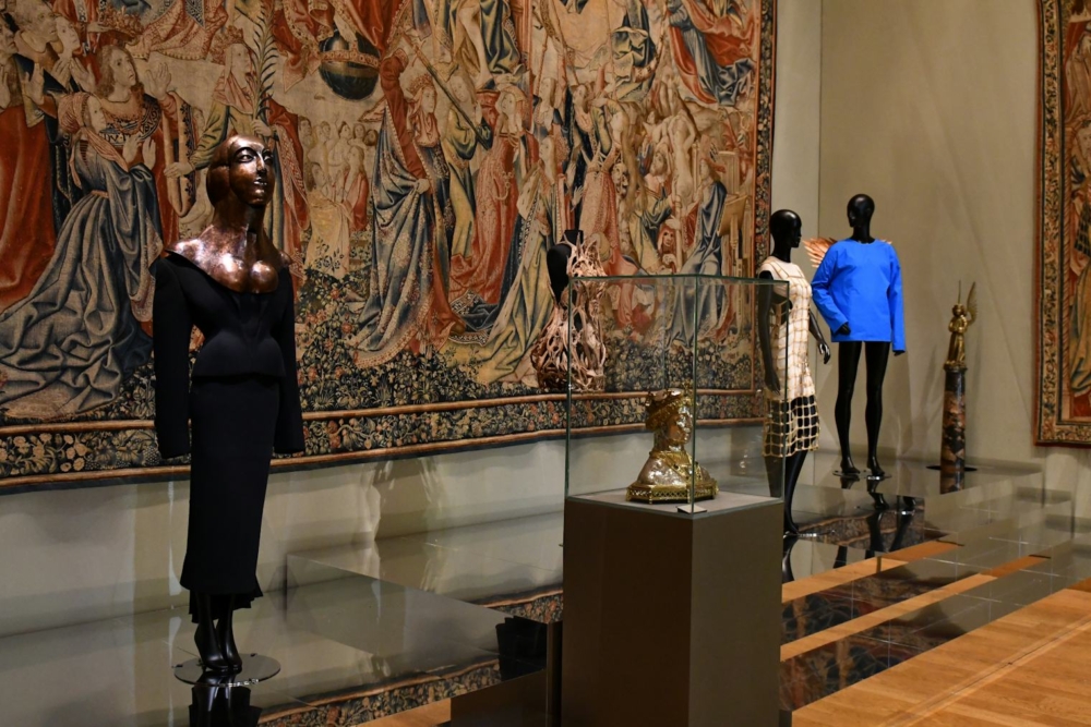 Schiaparelli、Iris Van Herpen、Hermès 和 Loewe 的造型
