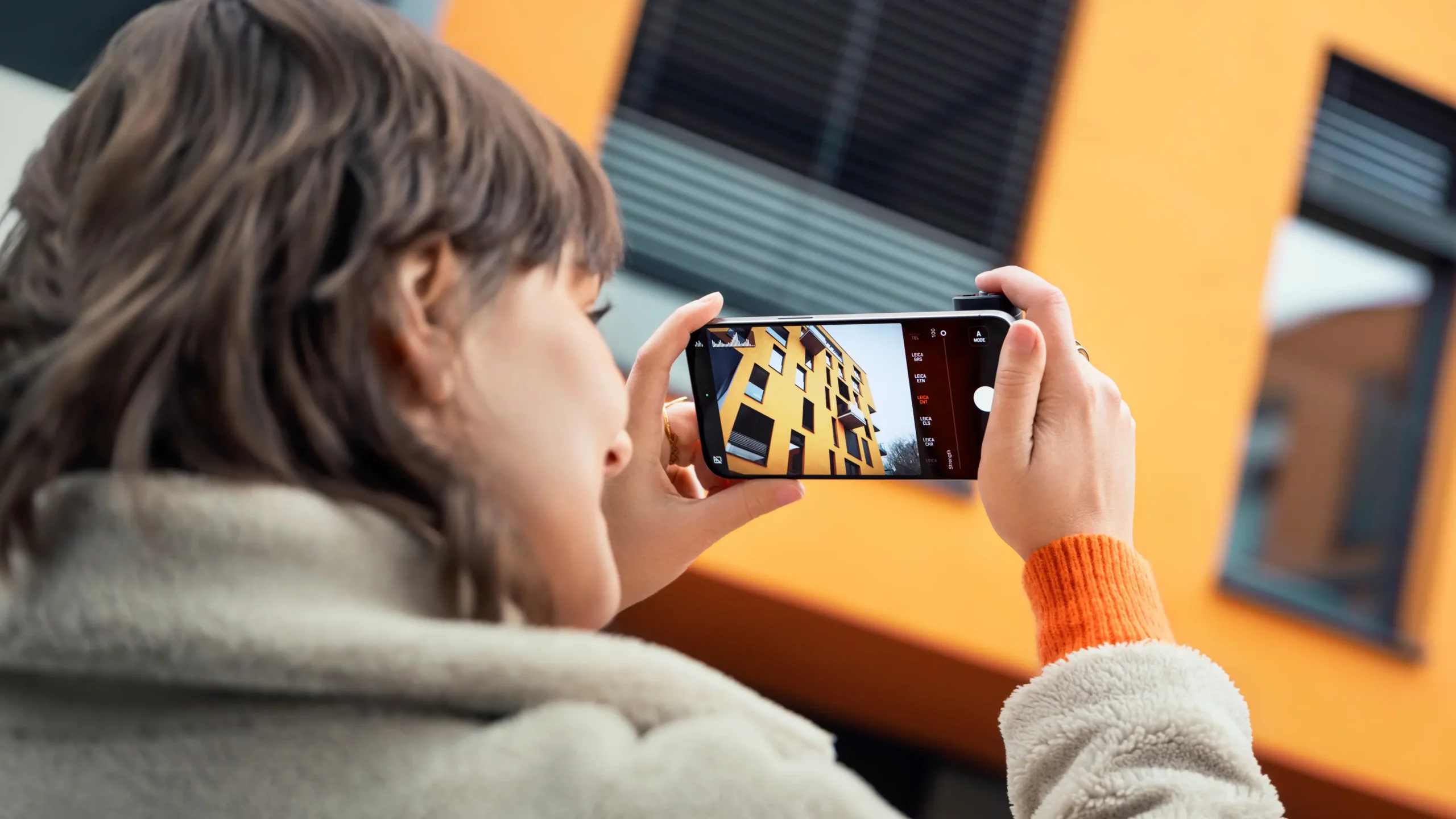 Leica專為iPhone 推出了「LUX 手柄」