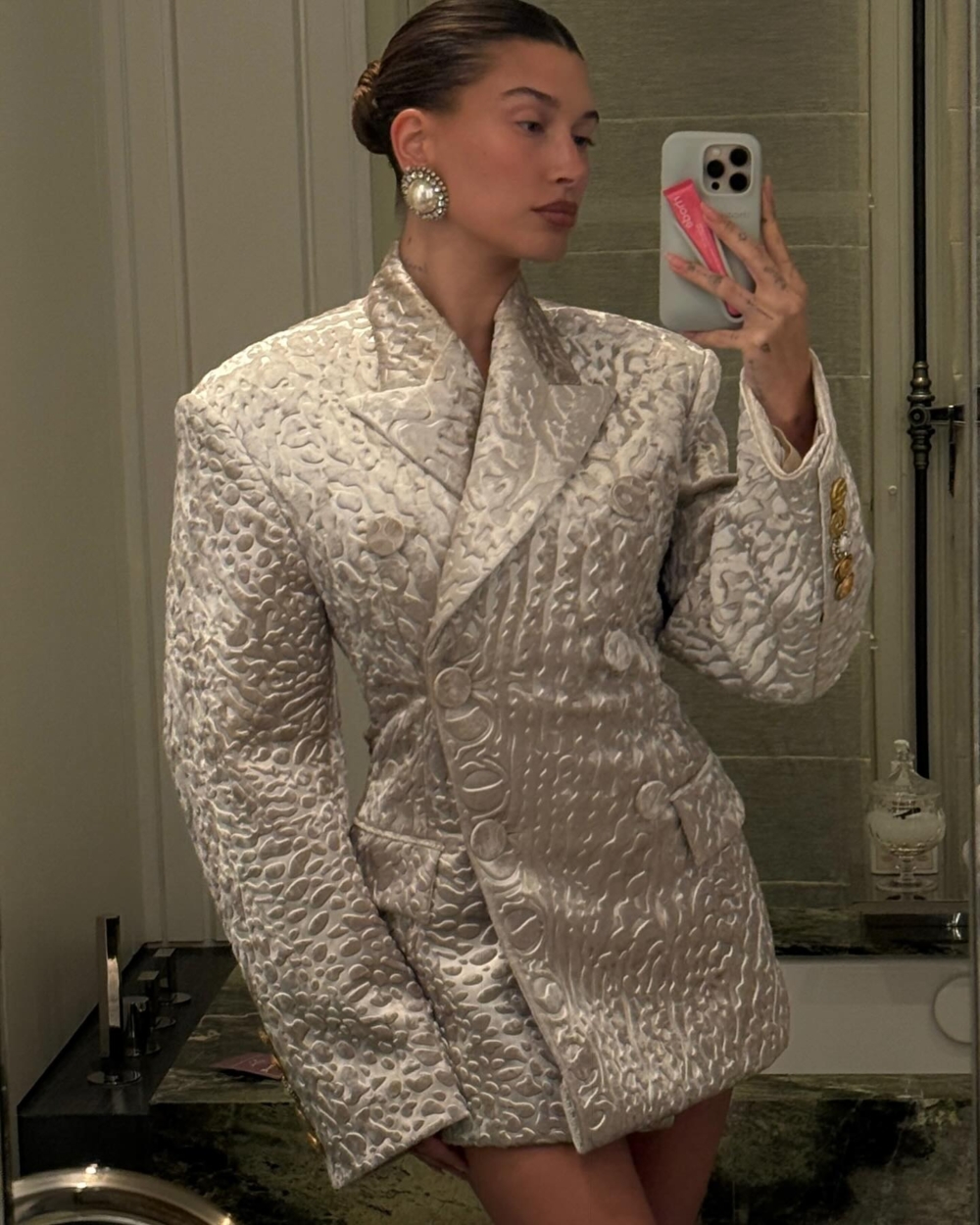 寬肩窄腰設計展現身材比例