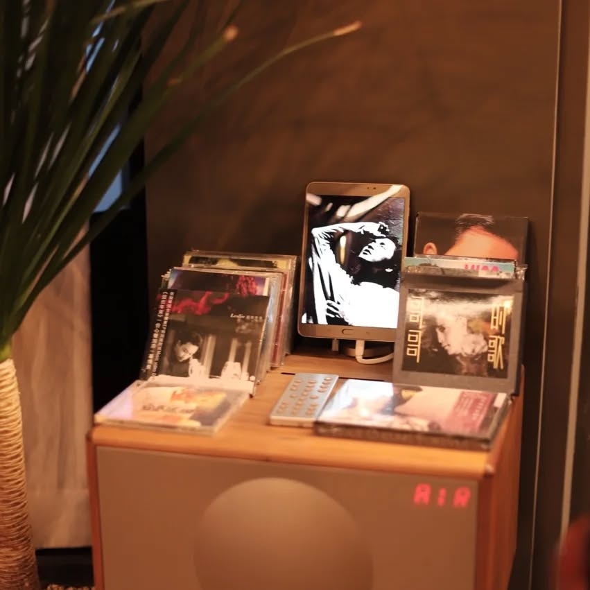 這間咖啡廳不像一般的咖啡店，走進去，你會聞到咖啡香，聽到輕輕的旋律，牆上貼滿他的老照片