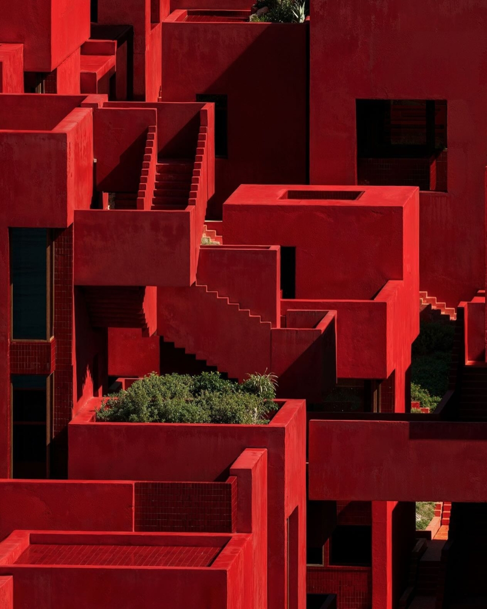 水面倒映著紅色建築與藍天海景，宛如一幅流動的畫作