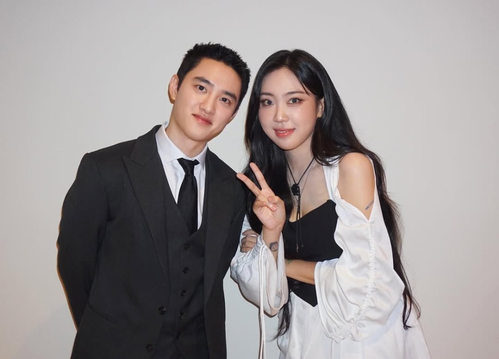 李泳知與 EXO 成員 D.O.（都敬秀）攜手打造的〈Small Girl〉，是一首藏著心事的動人旋律