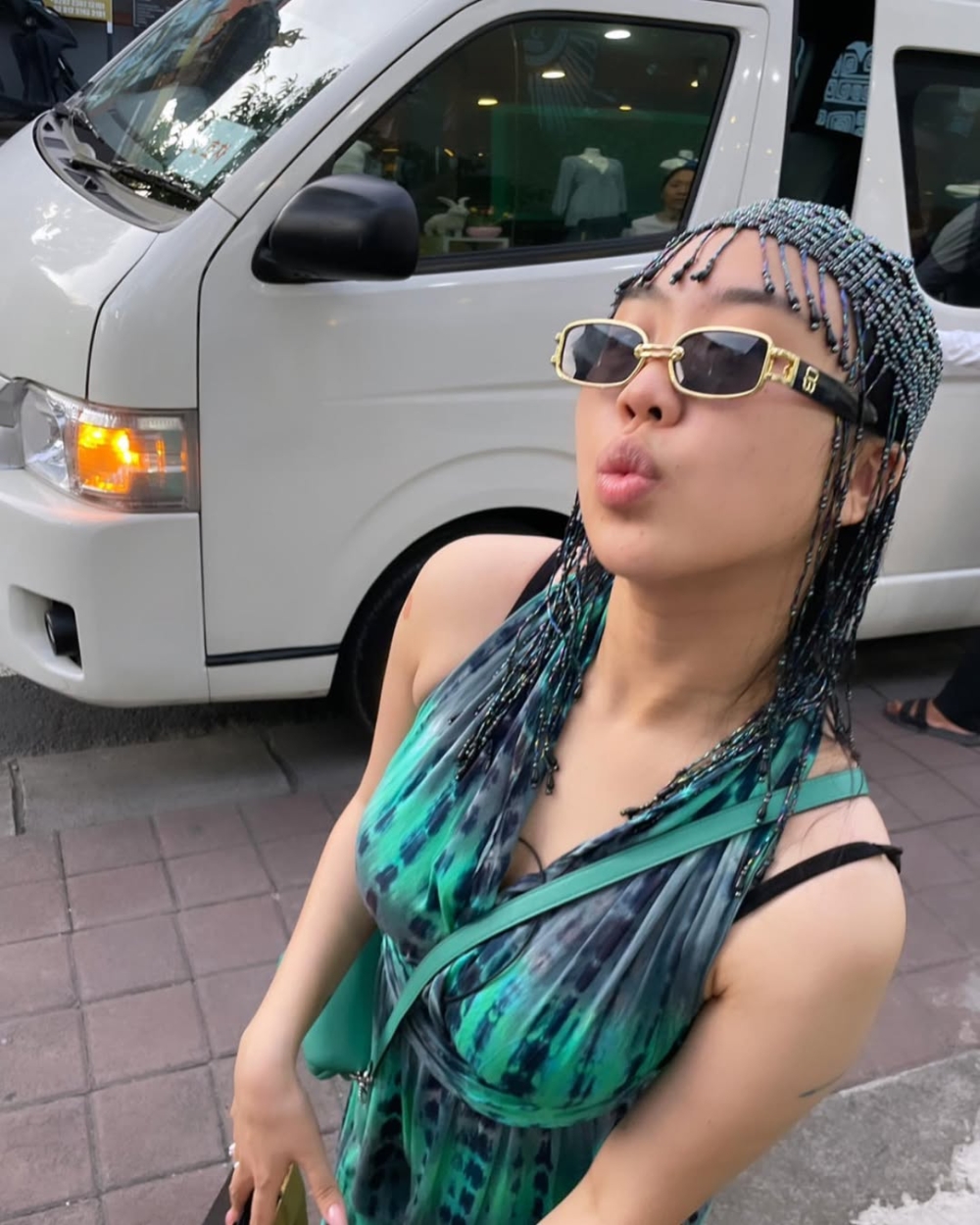 在綜藝節目中用豪邁的笑聲和率真的發言，打破傳統偶像的「完美框架」