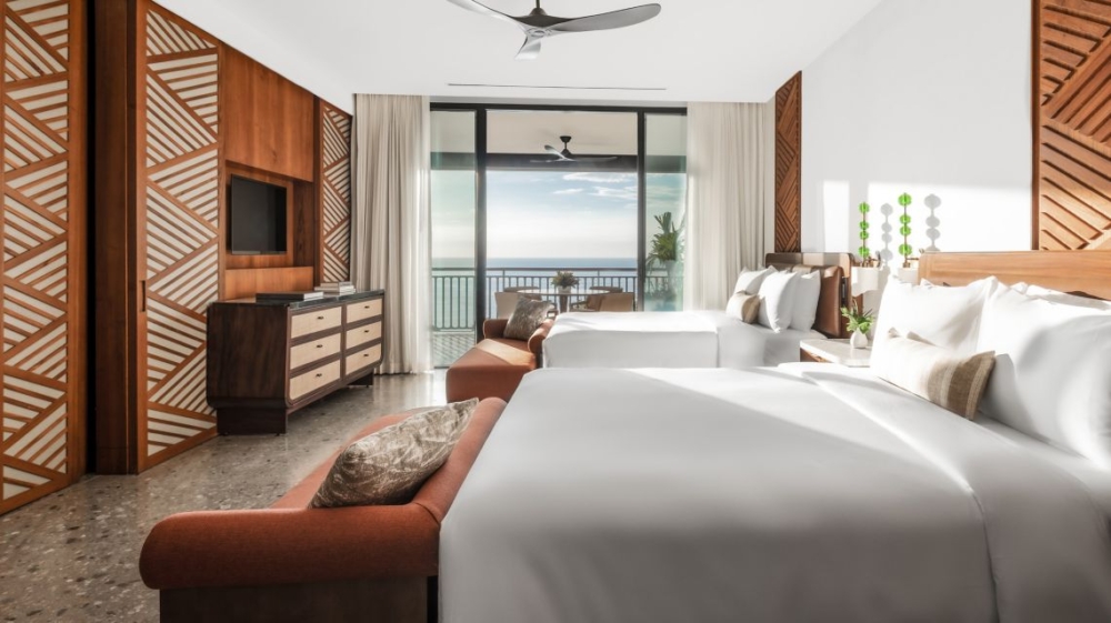 房內設有寬敞的起居空間、高檔家具以及私人泳池與露台