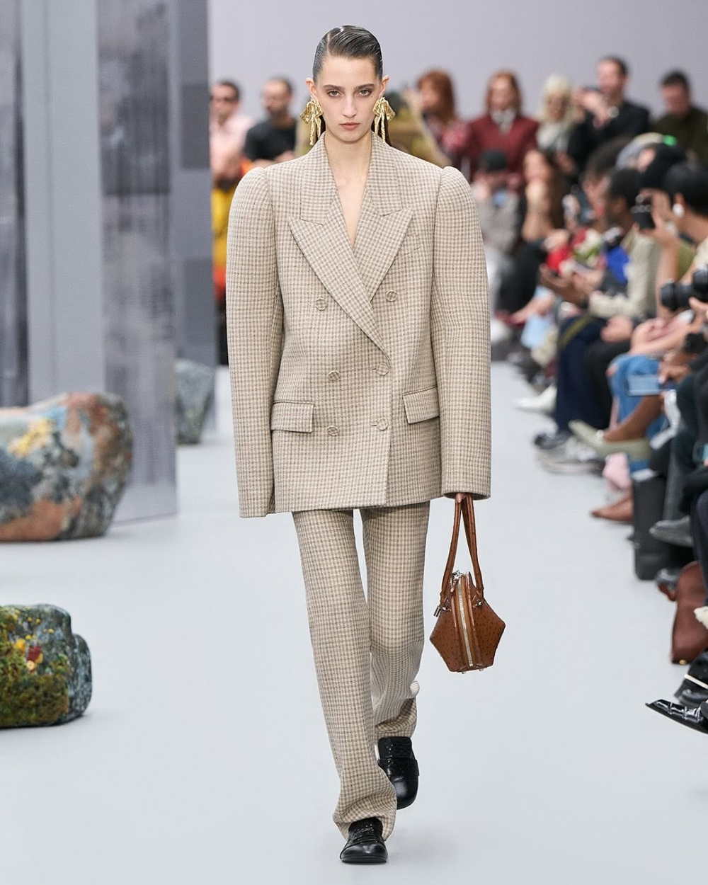 今年春夏，System、Acne Studios等品牌在伸展台上廣泛運用Boxyfit設計