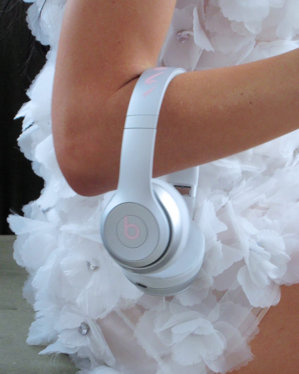 Beats x Sandy Liang 限量版 Solo 4 耳機發布