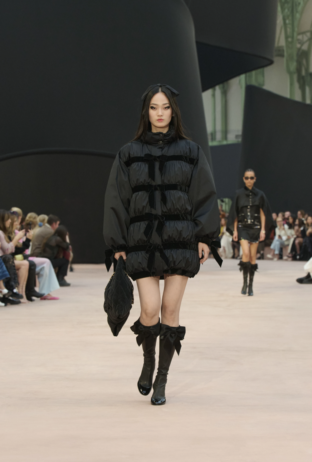 以緞面材質打造的黑色菱格紋蝴蝶結大型手袋