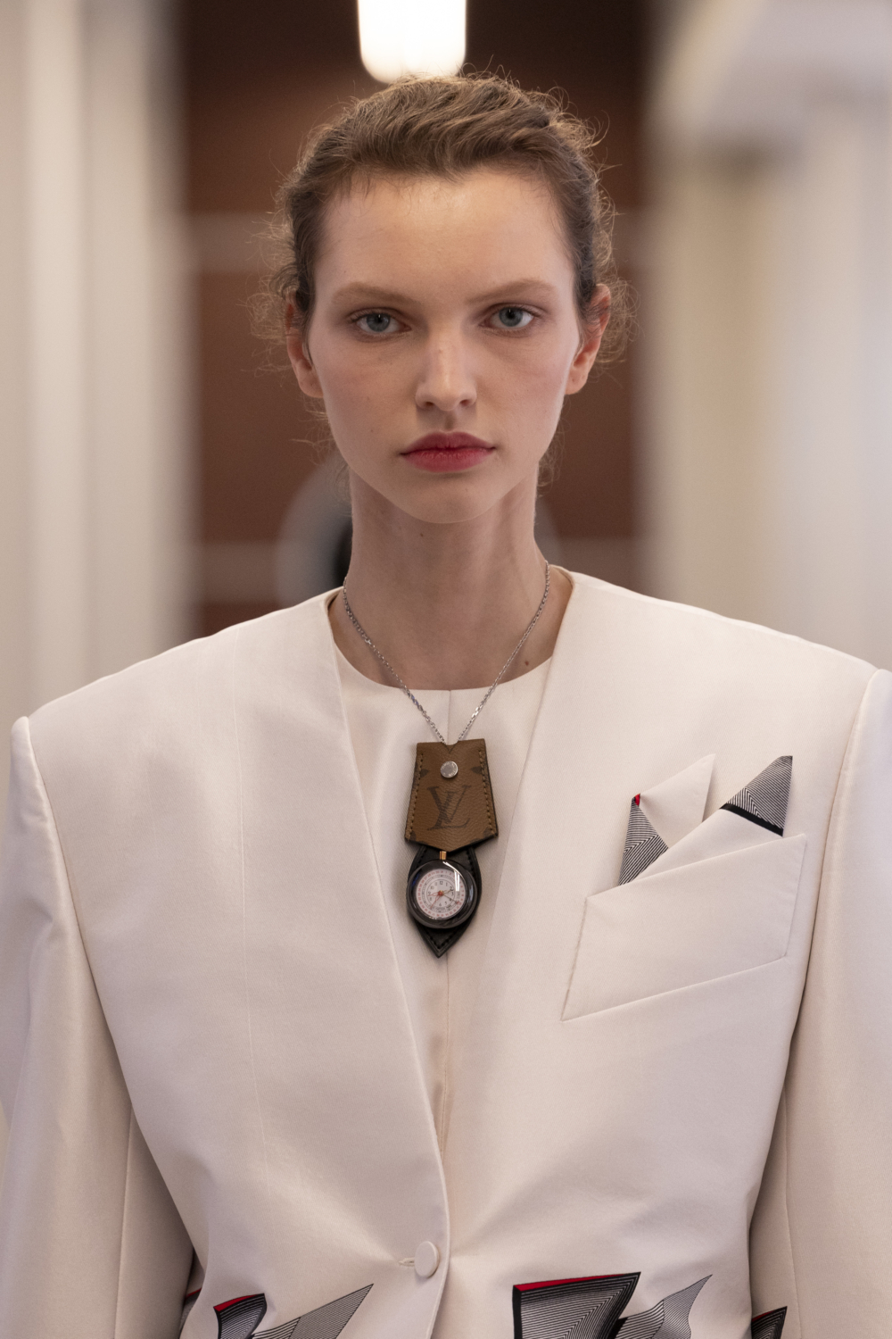 無論搭配西裝的精緻剪裁，還是皮衣的叛逆氣質，這款項鍊皆成為本季情感敘事的絕妙點綴