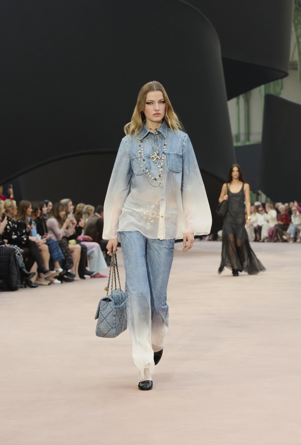 藍色牛仔實用肩背袋以洗舊牛仔布製成，保留菱格紋與雙C logo