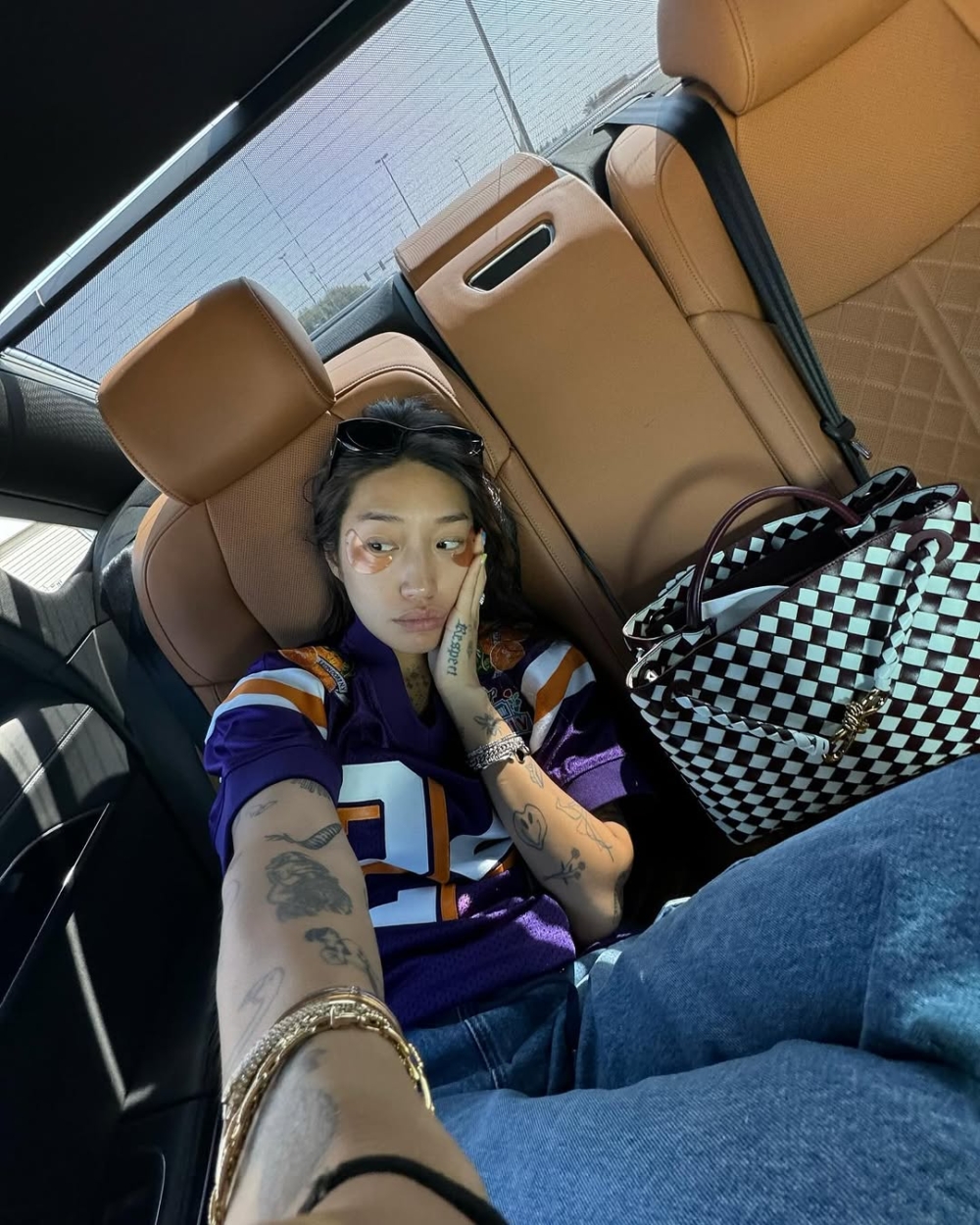 她的Andiamo手袋收藏涵蓋多種顏色及尺寸