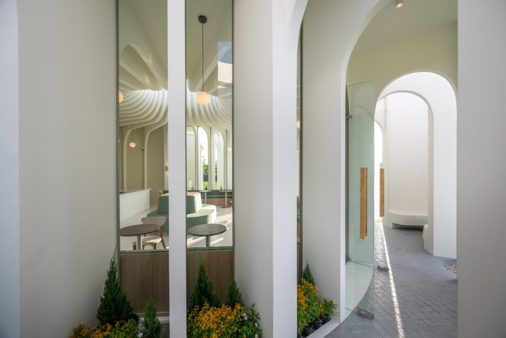 簡約而現代的用餐空間使整體氛圍溫潤而舒適