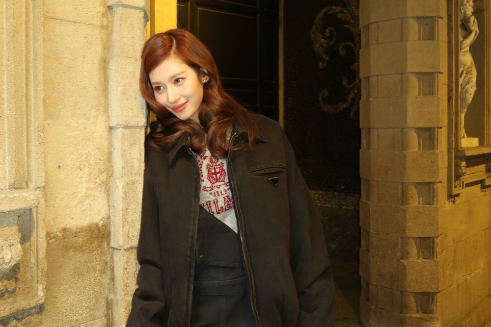 2025韓星「復古浪漫風大波浪」範本：Sana