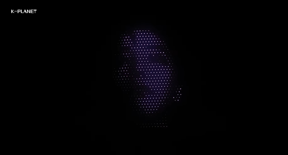 主辦方利用無人機在夜空中進行動態展演,直接在天空中「畫」出GD的臉部輪廓