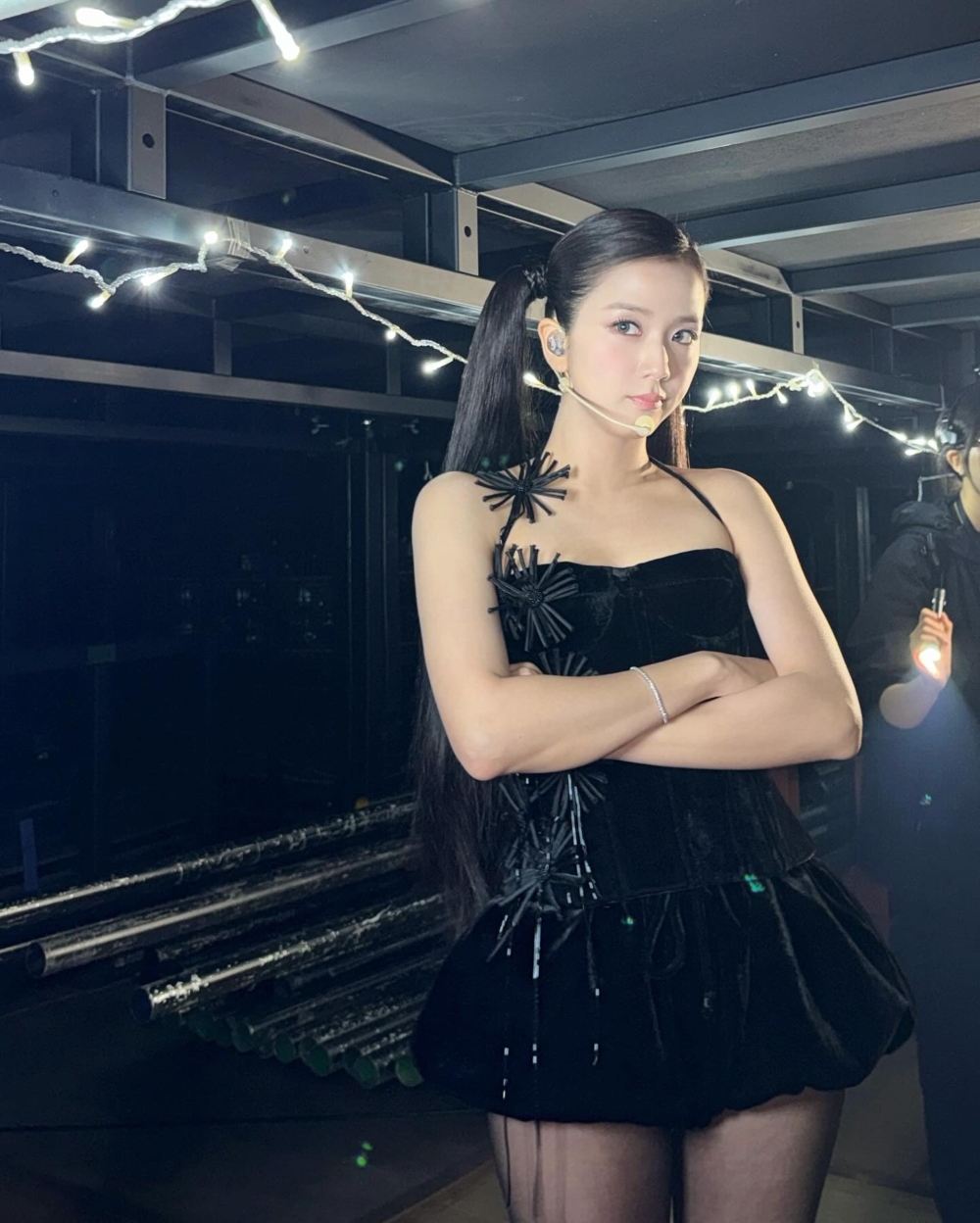 BLACKPINK的Jisoo曾在見面會上穿上品牌的黑色吊帶裙