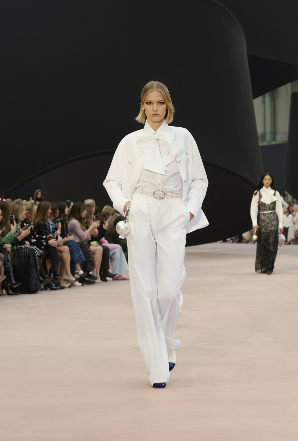 大型珍珠球形手提袋，以大型珍珠為核心，搭配金屬環與「CHANEL」字樣，散發前衛與藝術氣息