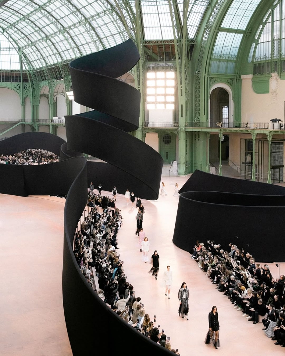 一條緞帶在巴黎大皇宮中殿升起，以壯觀而詩意的比例呈現