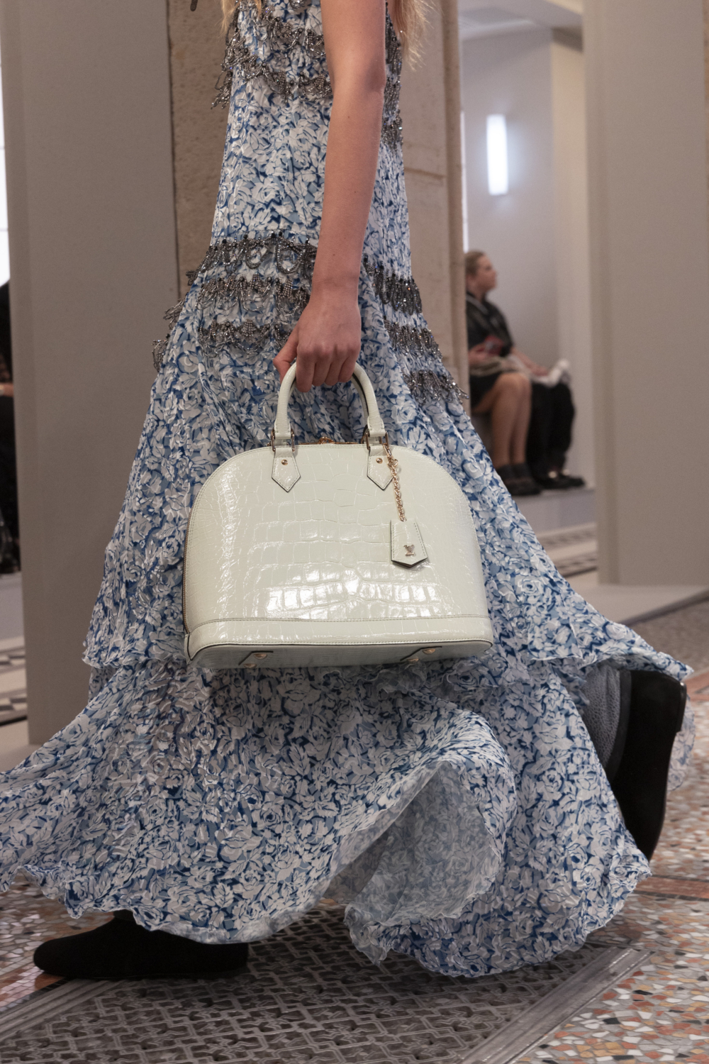 Alma貝殼手袋以稀有白色皮革打造