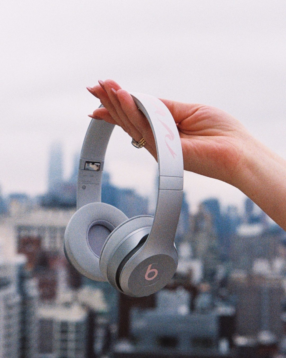 Beats x Sandy Liang 限量版 Solo 4 耳機發布