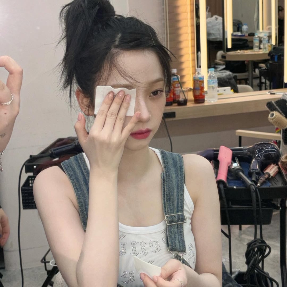 在擦拭眼周和唇部盡量以輕柔的方式進行