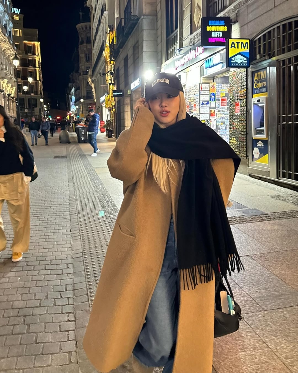 帶肩墊的設計是亮點，中性色調如米白、灰藍既百搭又有質感