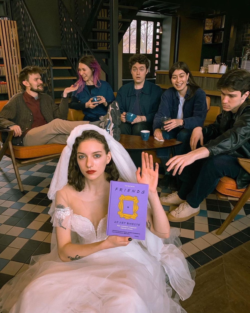 重現美劇《六人行(Friends)》中瑞秋穿婚紗逃婚闖入咖啡館的片段
