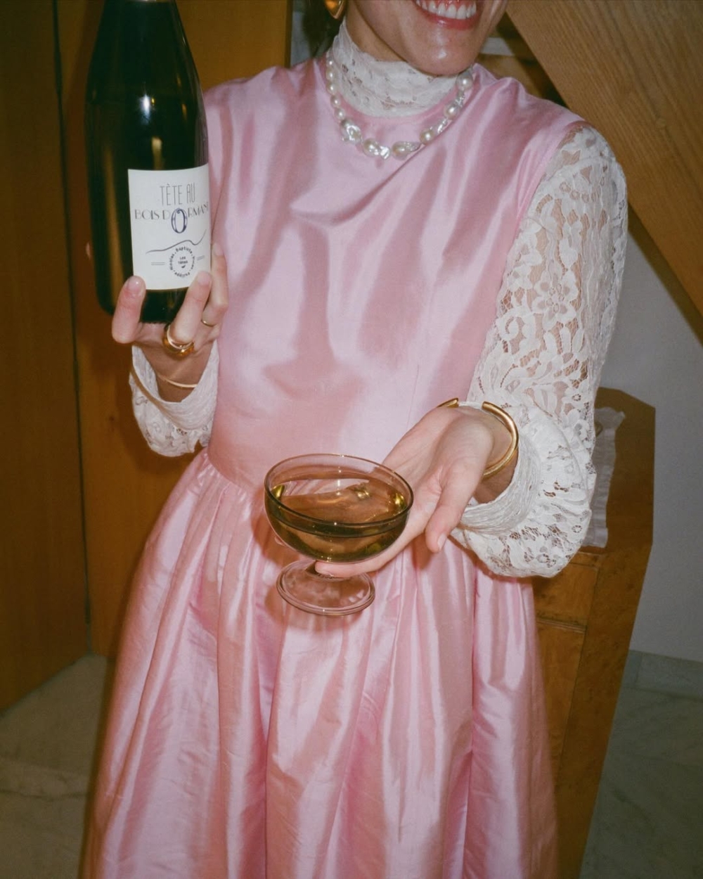 hai的服裝同樣值得關注，尤其是絲綢連衣裙