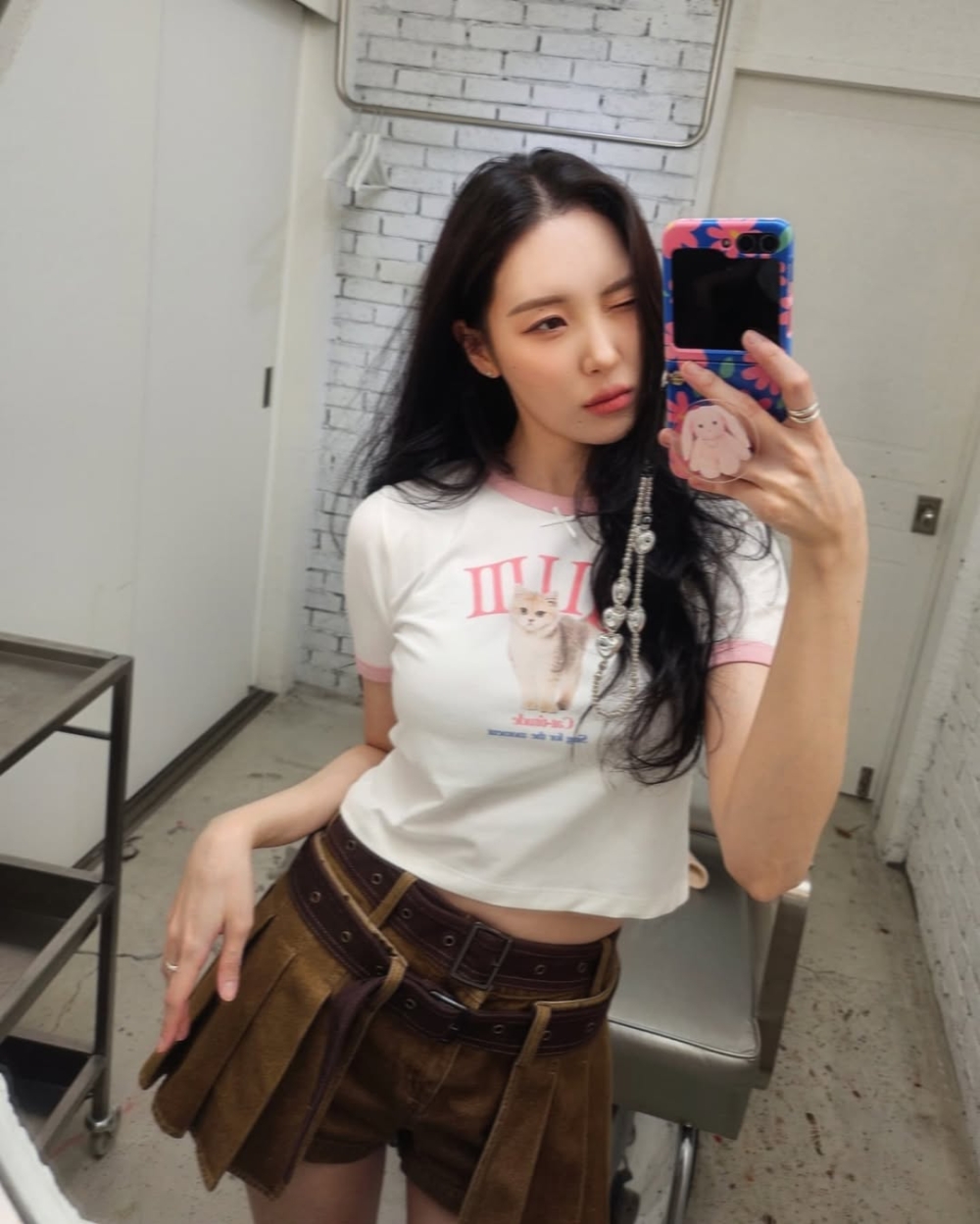 低飽和的嫩粉色不會過於甜膩，反而與摩卡慕斯的溫潤質感相得益彰