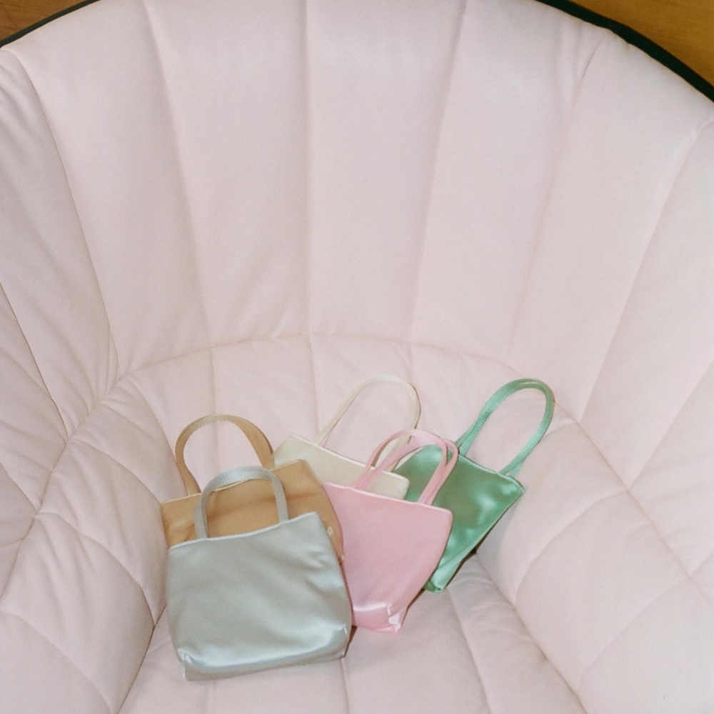 小巧的尺寸搭配光澤緞面，既可愛又帶點俏皮感