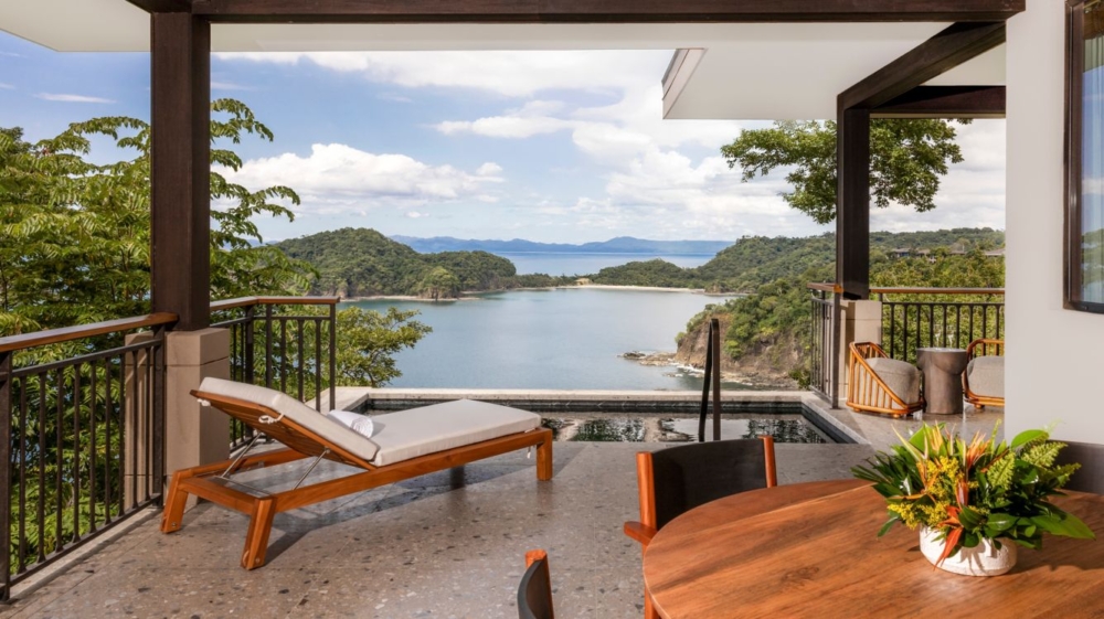 配有多落地玻璃門，可欣賞一覽無餘的海景。