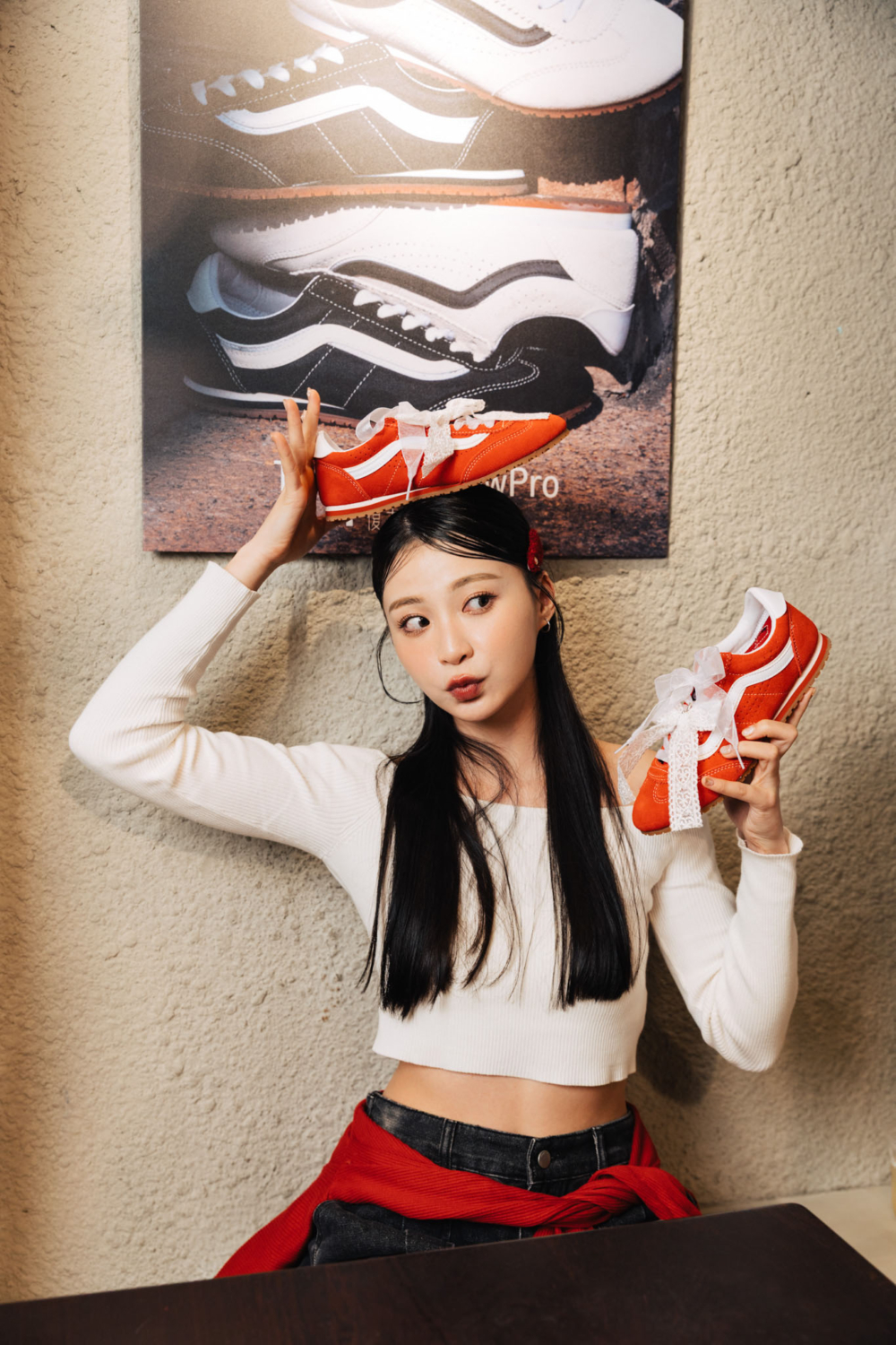 在鞋身、鞋帶上別上迷你徽章，或掛上小巧的吊飾也適合