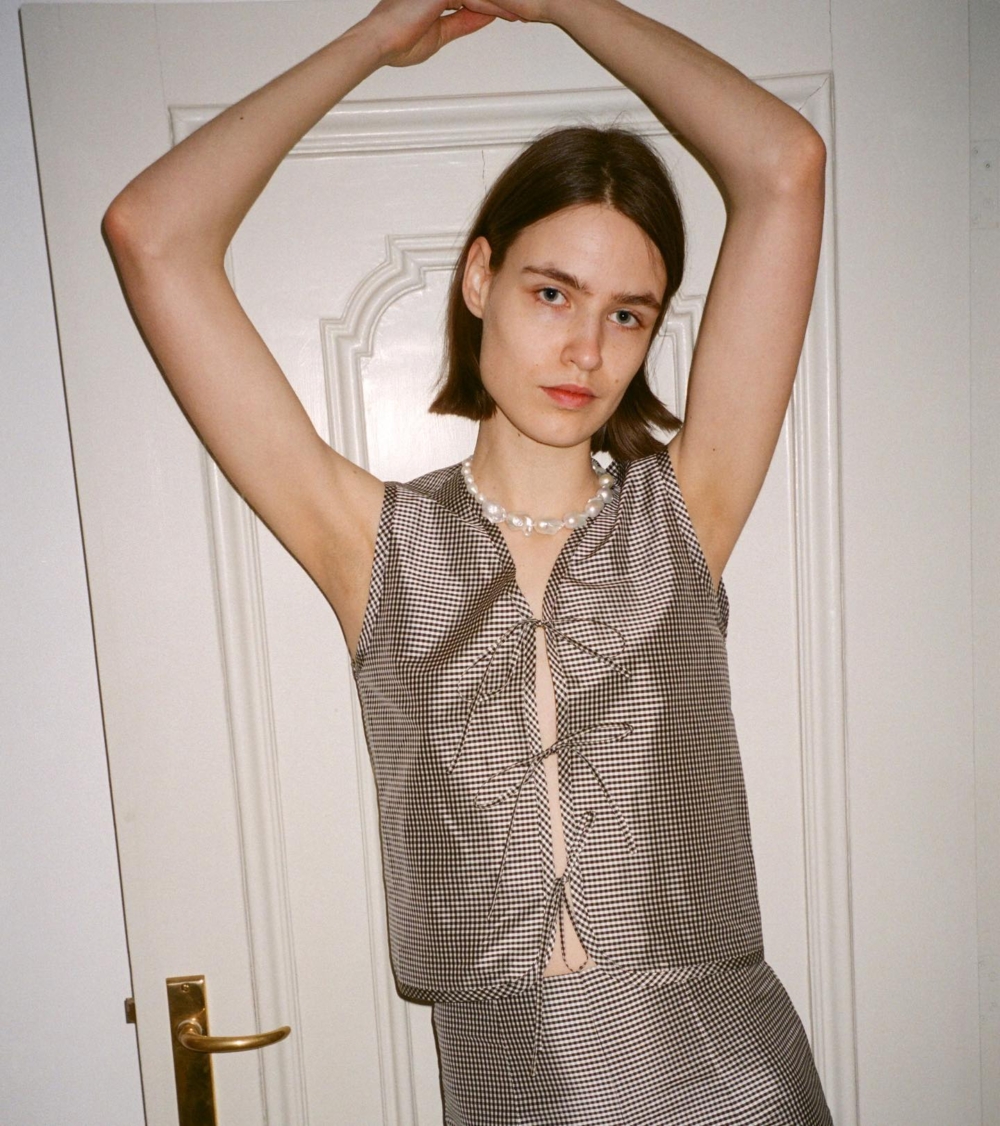 這種「不張揚的奢華」迅速吸引了時尚圈的目光