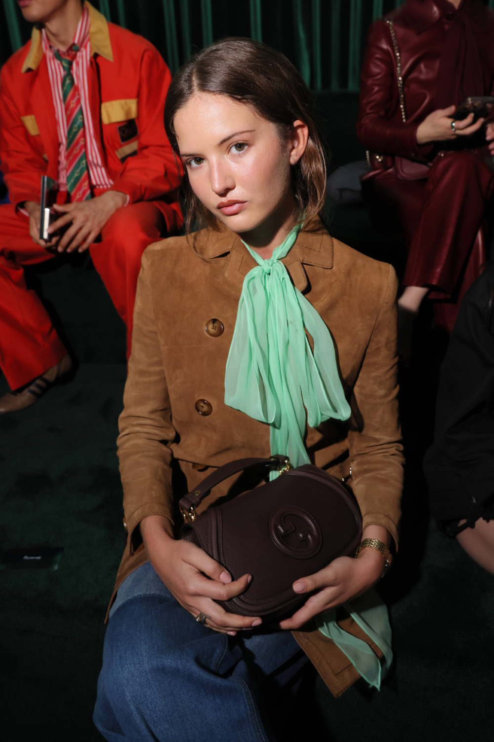 也可以用綠色手袋、絲巾作點綴