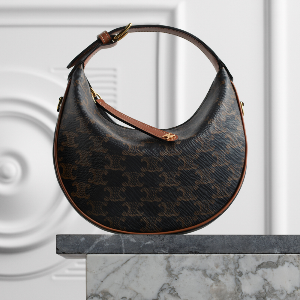 選用頂級柔軟粒面皮革打造，手袋觸感溫潤且富有彈性