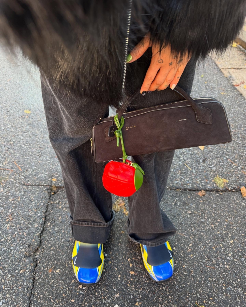 除了大品牌手袋之外，Peggy Gou也鍾愛ALAÏA經典的LE TECKEL手袋