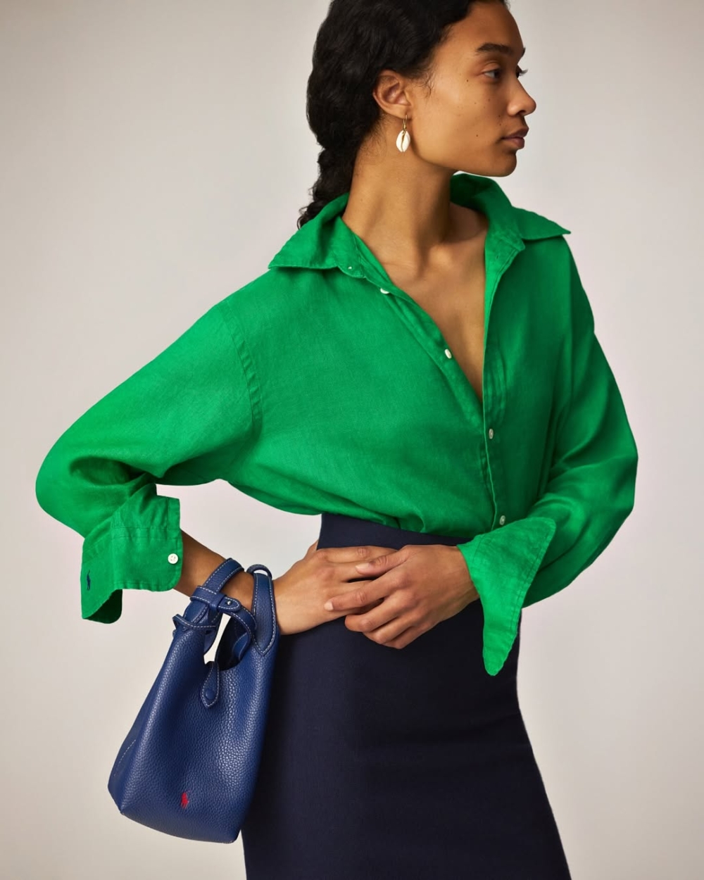 手袋上點綴著撞色小馬標誌和「Polo by Ralph Lauren」字樣