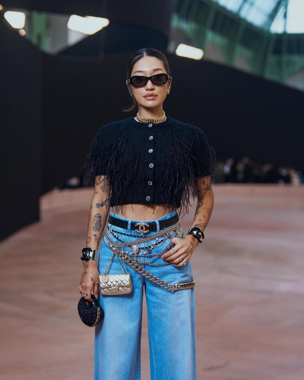 她的造型總是令人眼前一亮，從刺青、招牌太陽眼鏡到融合街頭與高端時尚的穿搭