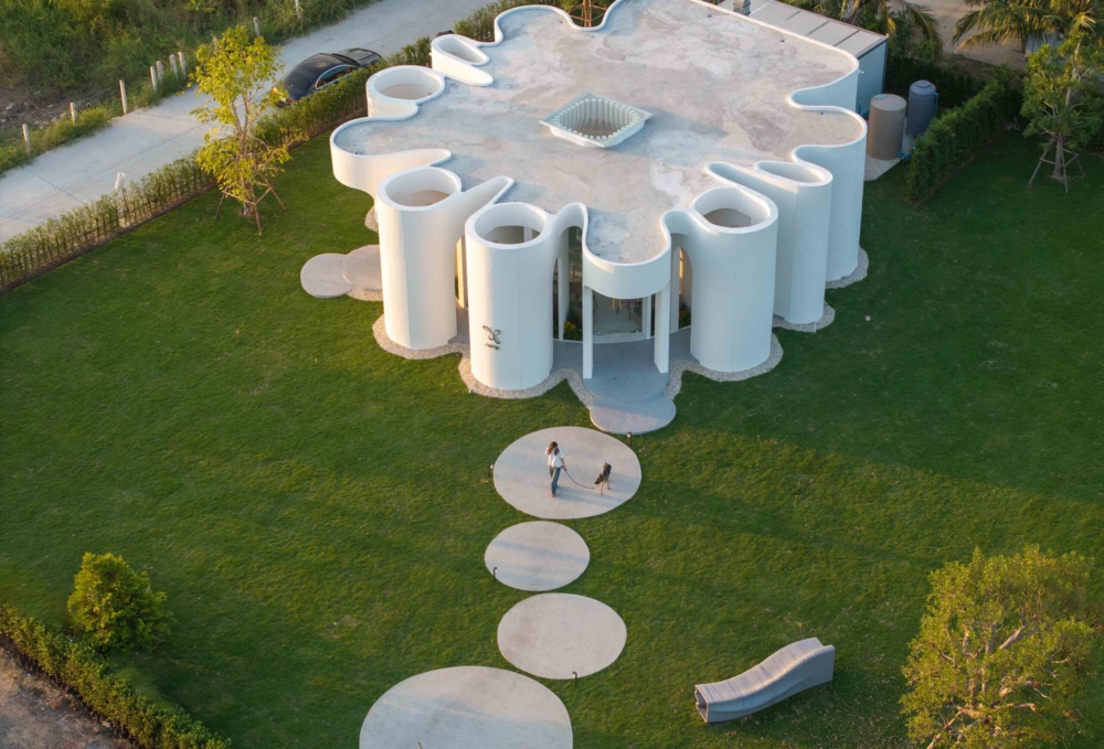 在戶外區域打造了一座以 3D 列印技術製作的長椅