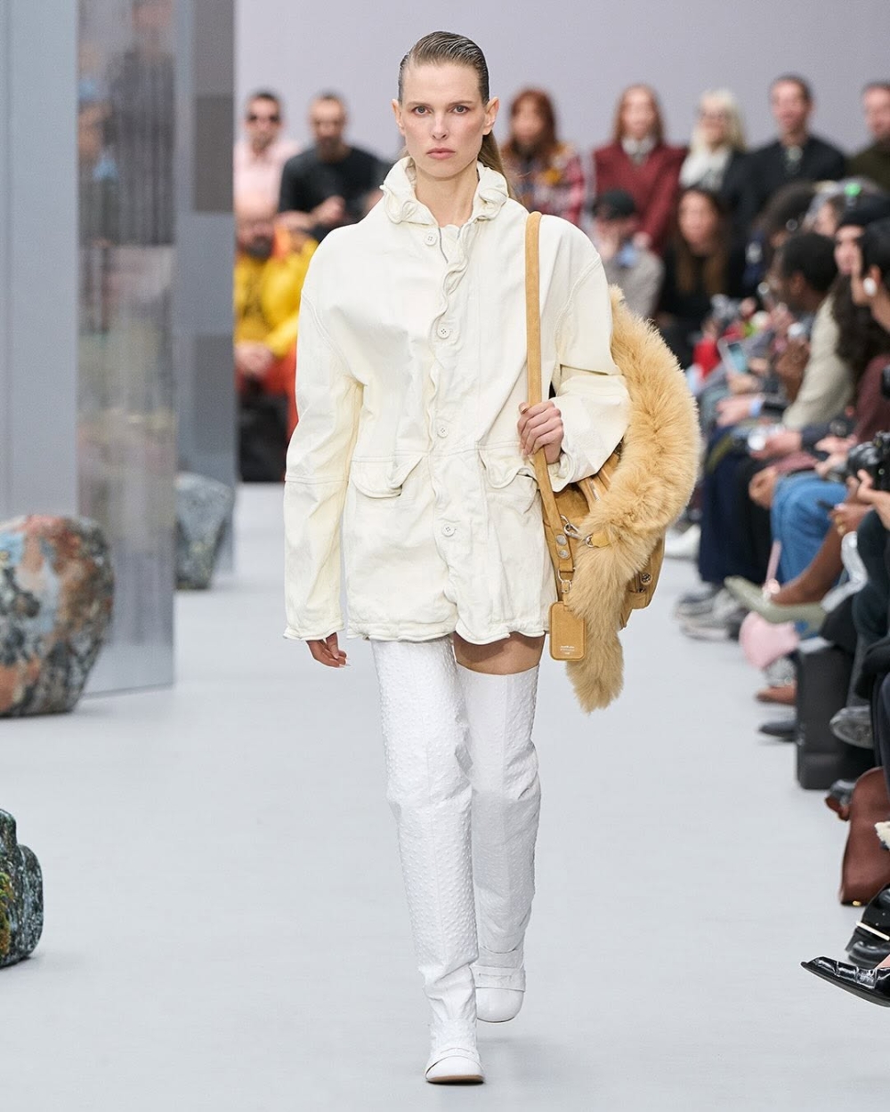 這種「寬鬆卻精緻」的特質，使其成為時尚圈的新焦點