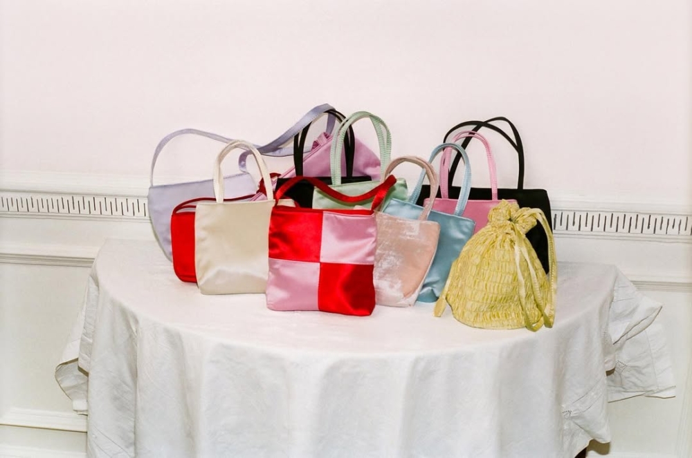 以柔和的棉花糖色系打造，這款迷你手袋是hai的熱銷單品之一