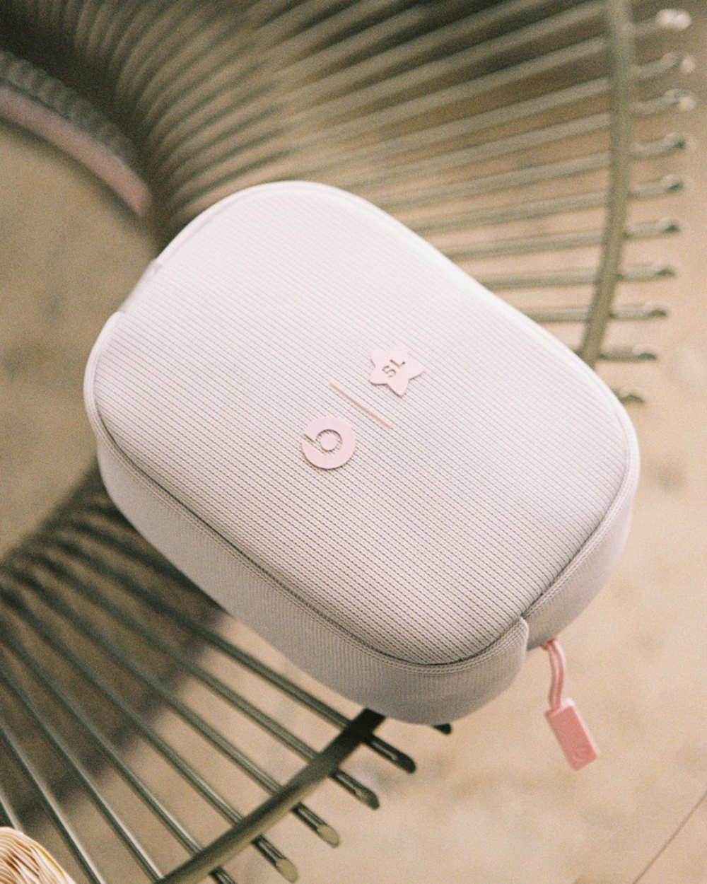 Beats x Sandy Liang 限量版 Solo 4 耳機發布