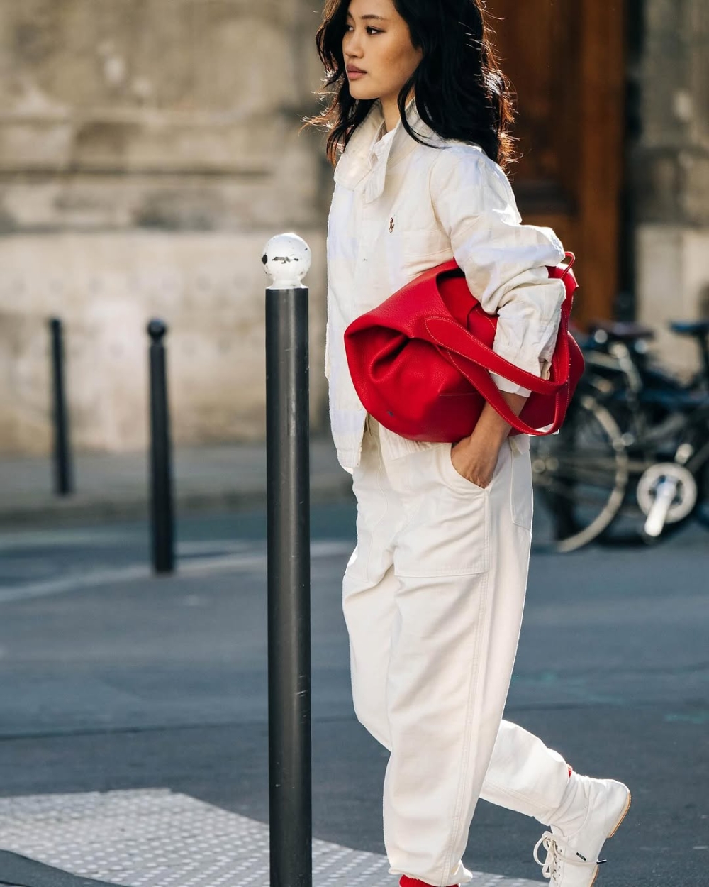 義大利荔枝紋皮革加持，拎著它既有氣場又不失優雅