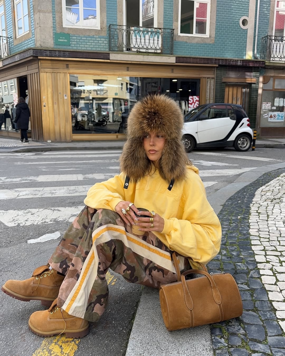 當然也可以使用黃色系單品如帽子、領巾等來搭配