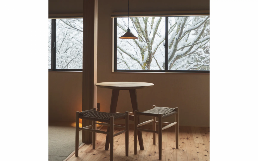 無印良品將其中三間客房進行翻新，保留了原有建築的木質柱子、低矮的天花板及窗框等細節